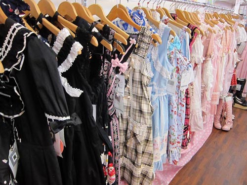 111014_harajuku_shopping_closet_child_gothic_sweet_lolita_secondhand_vintage_clothes_3.jpg